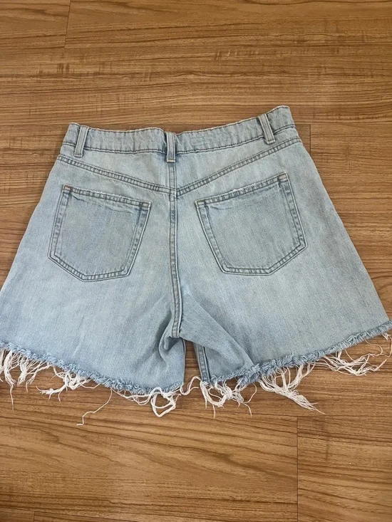 Zara Mid Rise Ripped Short - Picture 2 of 3